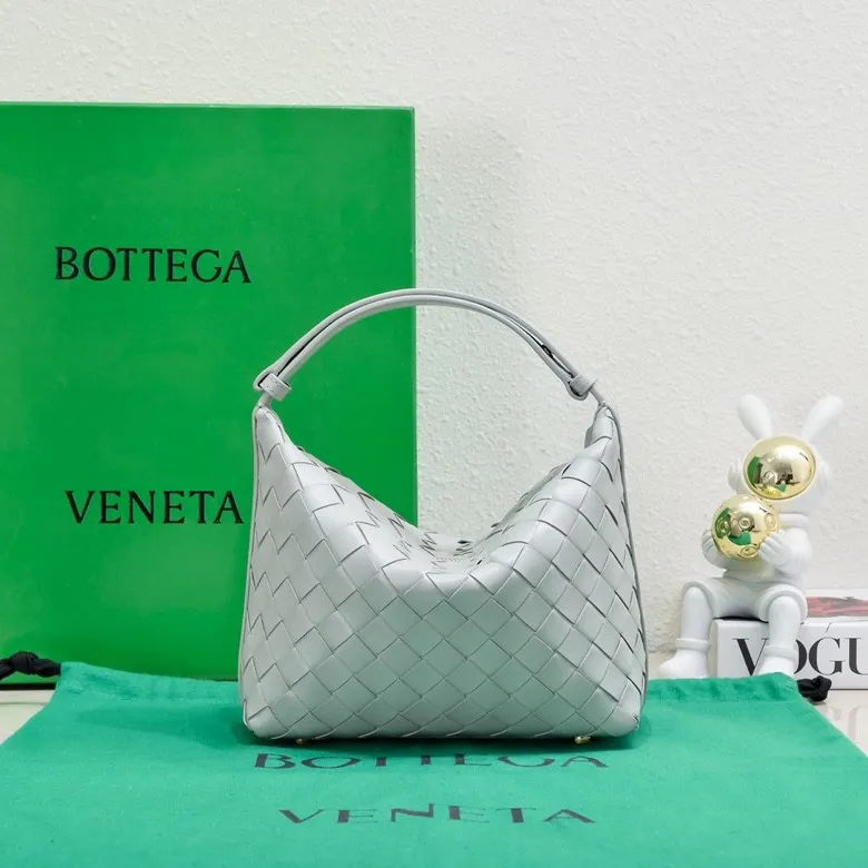 Batch 1360 #BvWallace Shoulder Lunch Bag 🔥 A lunch box bag that you can just grab and go. It is made of classic intrecciato weaving technology and reflects the craftsmanship of Bottega. The entire bag is made of top-grade happa lambskin. It is very soft and lightweight. The small bag shape is cute and exquisite. The interior capacity is also very large and can be carried under the arm. It is quite practical! The bottom of the bag is made of gold metal to prevent wear and tear. The details are really good! Choose this elegant commuting bag for Zaoba people~ Size: 22x13x9.5, model number; 7748#
